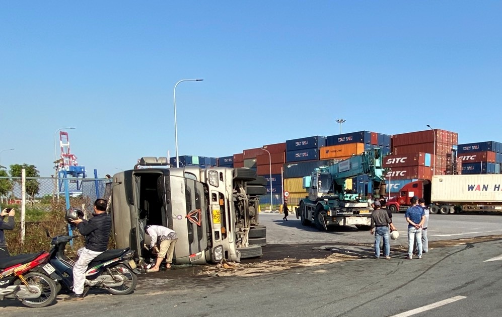 Phòng Cảnh sát giao thông thông báo tìm người chứng kiến tai nạn giao thông tại lối mở vào cảng VIMC Đình Vũ ngày 19/11/2023